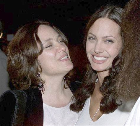 Angelina Jolies Mother Dies